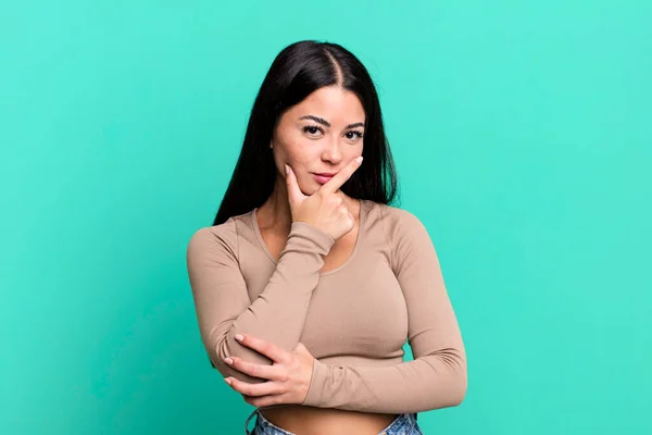 Pretty Latin Woman Looking Serious Thoughtful Distrustful One Arm Crossed — Stock Photo, Image
