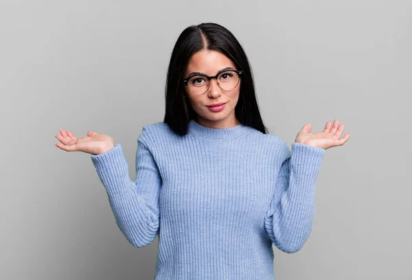 Pretty Latin Woman Feeling Puzzled Confused Doubting Weighting Choosing Different — Stock Photo, Image