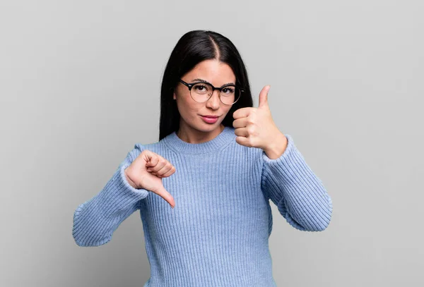 Pretty Latin Woman Feeling Confused Clueless Unsure Weighting Good Bad — Stockfoto