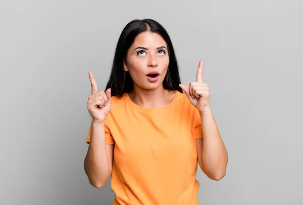 Pretty Latin Woman Feeling Awed Open Mouthed Pointing Upwards Shocked — Stock Photo, Image