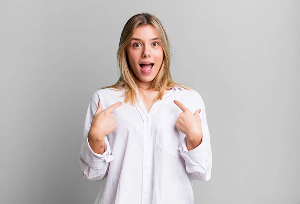 Blonde Pretty Woman Feeling Happy Surprised Proud Pointing Self Excited — Stock Photo, Image