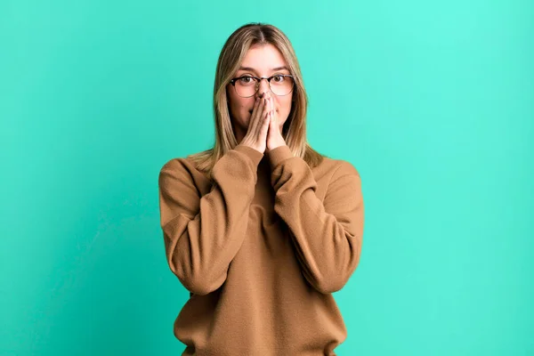 Blonde Pretty Woman Happy Excited Surprised Amazed Covering Mouth Hands — Stock Photo, Image