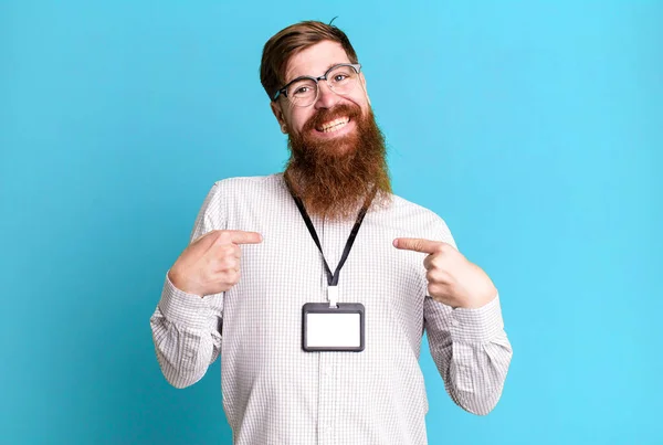 Homem Barba Longa Sentindo Feliz Apontando Para Mesmo Com Animado — Fotografia de Stock