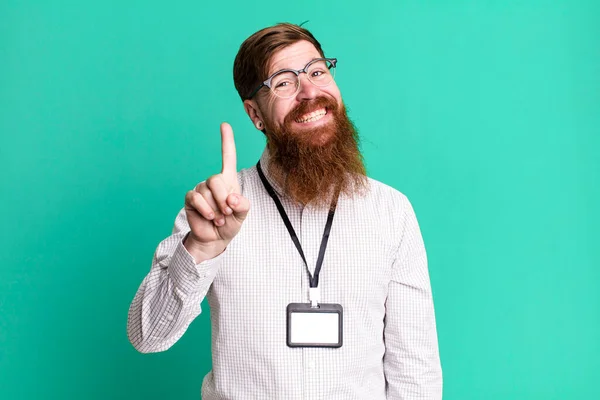 长胡子的男人面带微笑 看上去很友善 表现出第一 Vip徽章认可概念 — 图库照片