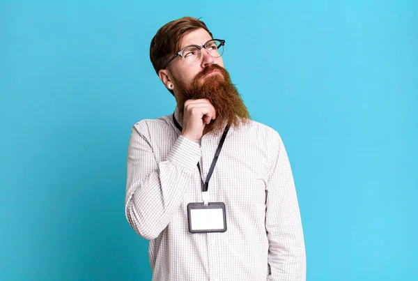 Длинный Бородатый Человек Думает Чувствуя Сомнение Замешательство Концепция Аккредитации Vip — стоковое фото