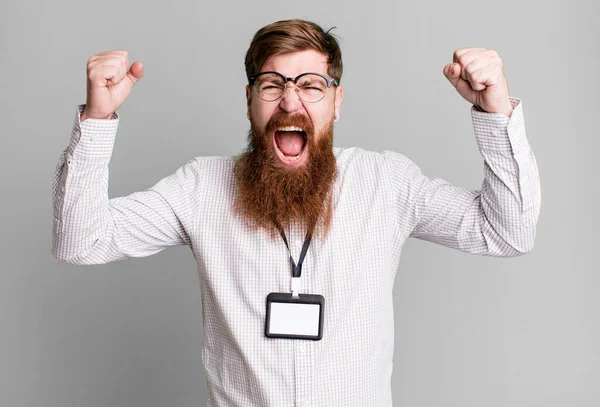 Homem Barba Longa Gritando Agressivamente Com Uma Expressão Irritada Conceito — Fotografia de Stock