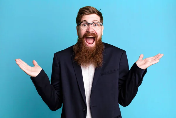 Der Mann Mit Dem Langen Bart Ist Glücklich Und Erstaunt — Stockfoto