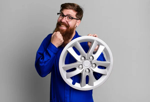 Barba Larga Hombre Sintiéndose Feliz Frente Desafío Celebración Concepto Mecánico — Foto de Stock