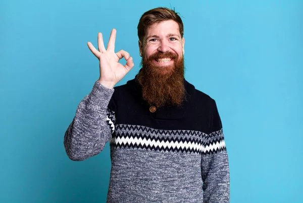 Длинная Борода Рыжие Волосы Мужчина Чувствует Себя Счастливым Показывая Одобрение — стоковое фото