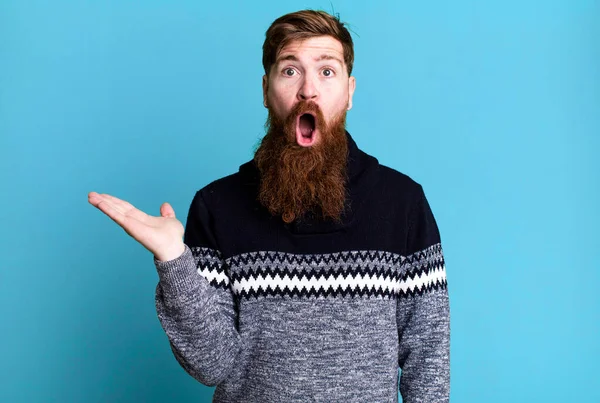 Barba Longa Cabelo Ruivo Homem Olhando Surpreso Chocado Com Mandíbula — Fotografia de Stock