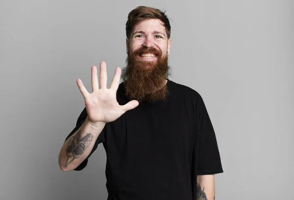 Barba Larga Pelo Rojo Hombre Sonriendo Buscando Amigable Mostrando Número —  Fotos de Stock