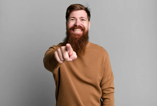 Mann Mit Langem Bart Und Rotem Haar Zeigt Auf Kamera — Stockfoto