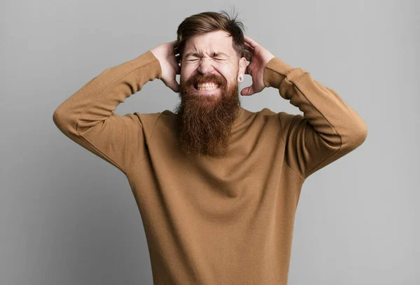 Длинная Борода Рыжие Волосы Мужчина Чувствует Стресс Тревогу Страшно Руками — стоковое фото