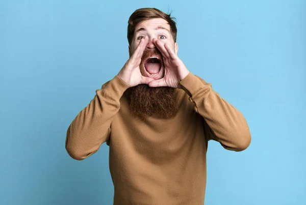 Barba Longa Cabelo Ruivo Homem Sentindo Feliz Dando Grande Grito — Fotografia de Stock