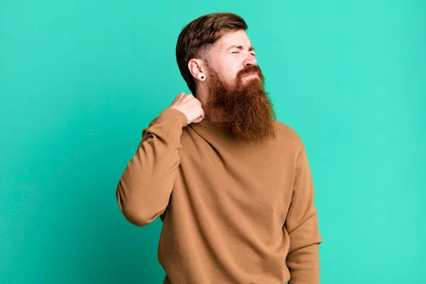 Длинная Борода Рыжие Волосы Человек Чувствует Стресс Тревога Усталость Разочарование — стоковое фото
