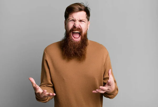 Langer Bart Und Rotes Haar Mann Sieht Wütend Genervt Und — Stockfoto