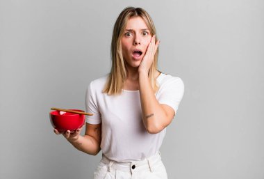 Genç ve güzel bir kadın şok olmuş ve korkmuş hissediyor. Japon eriştesi konsepti.