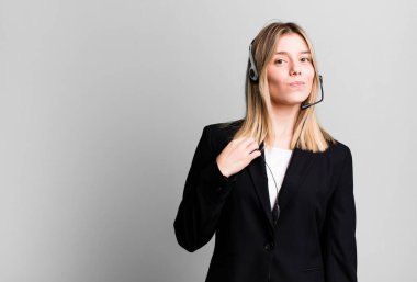 Genç ve güzel bir kadın kibirli, başarılı, pozitif ve gururlu görünüyor. tele pazarlamacı kavramı