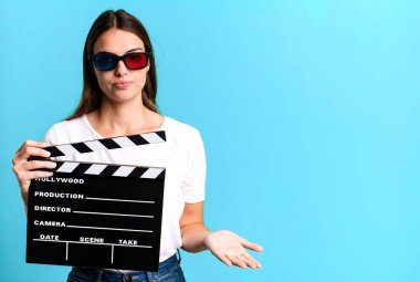 Genç ve güzel bir kadın şaşkın, şaşkın ve şüpheci hissediyor. Sinema filmi veya film konsepti