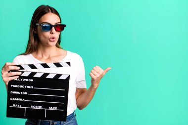 İnançsızlığa şaşırmış genç, güzel bir kadın. Sinema filmi veya film konsepti