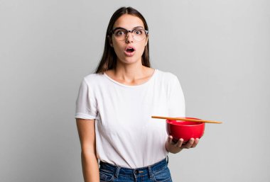 Genç ve güzel bir kadın çok şaşırmış ya da şaşkın görünüyor. Japon eriştesi konsepti.