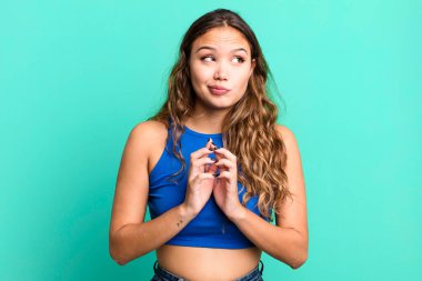 Genç, güzel bir kadın entrika çeviriyor, komplo kuruyor, sinsi hileler ve hileler düşünüyor, kurnaz ve ihanet ediyor.