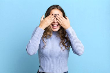 Genç ve güzel bir kadın gülümsüyor ve mutlu hissediyor, iki eliyle gözlerini kapatıyor ve inanılmaz bir sürpriz bekliyor.