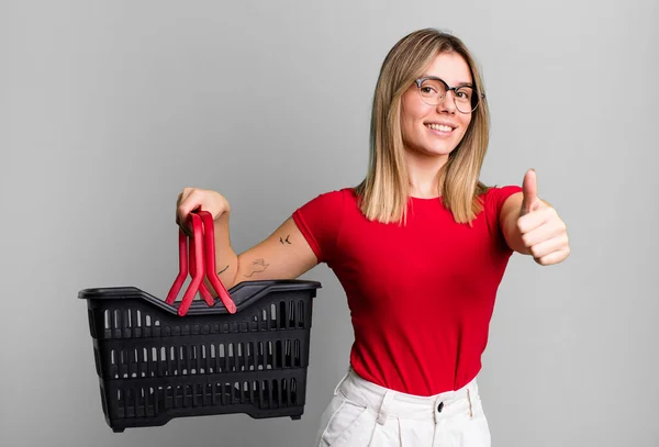 Young Pretty Woman Feeling Proud Smiling Positively Thumbs Empty Shopping — Foto Stock