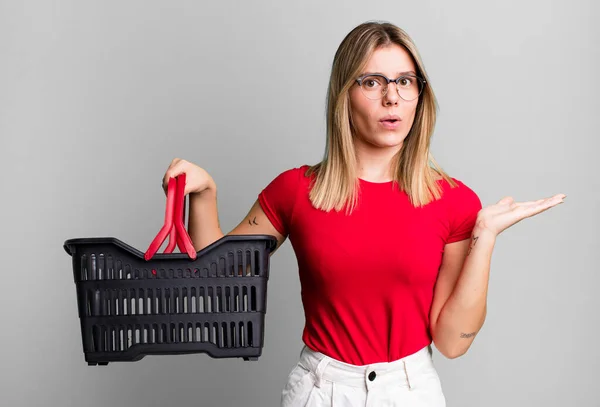 Young Pretty Woman Looking Surprised Shocked Jaw Dropped Holding Object — Foto Stock