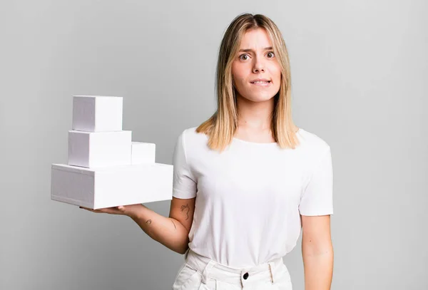 Jonge Mooie Vrouw Kijkt Verbaasd Verward Blanco Witte Dozen Concept — Stockfoto