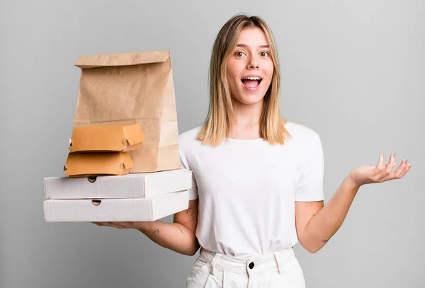 Young Pretty Woman Feeling Happy Surprised Realizing Solution Idea Delivery — Stock Photo, Image