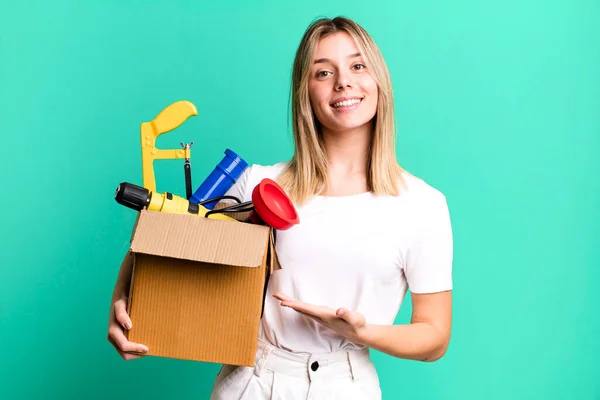 若い可愛い女が陽気に笑って幸せを感じコンセプトを示す 道具箱と家政婦の概念 — ストック写真