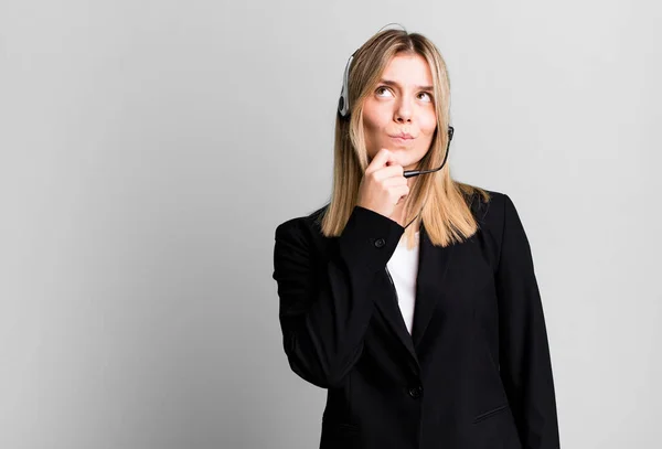 Young Pretty Woman Thinking Feeling Doubtful Confused Telemarketer Concept — Stock Photo, Image