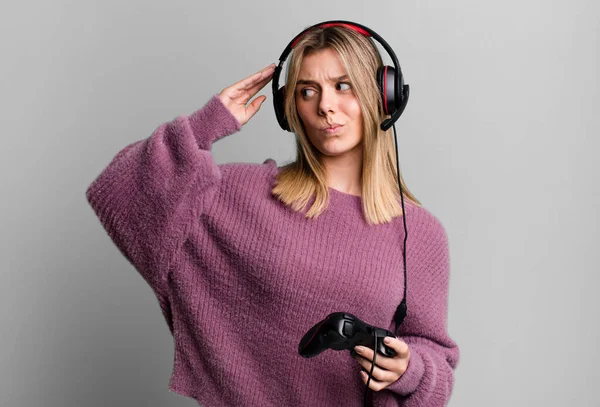 Young Pretty Woman Feeling Puzzled Confused Scratching Head Gamer Headset — Stock Photo, Image