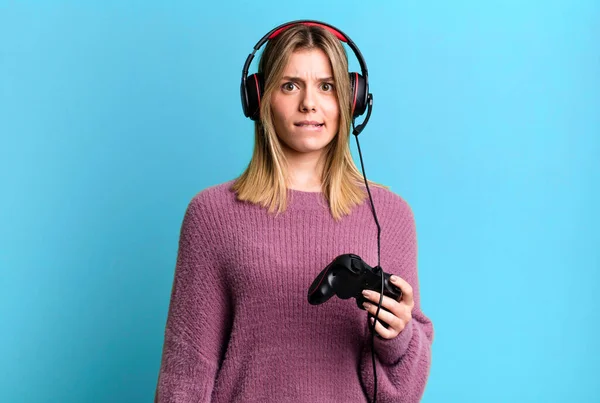 Young Pretty Woman Looking Puzzled Confused Gamer Headset Controller — Stockfoto