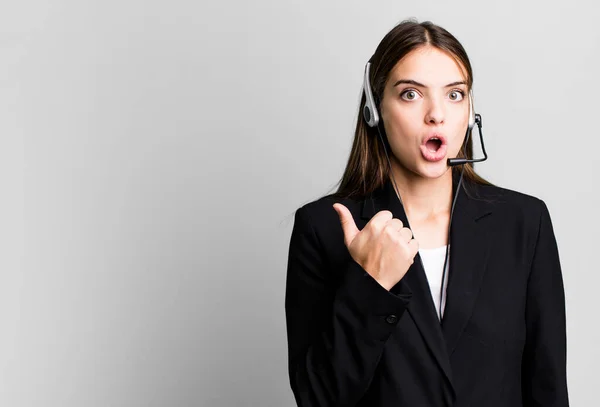 Young Pretty Woman Looking Astonished Disbelief Telemarketing Agent Concept — Stock Photo, Image