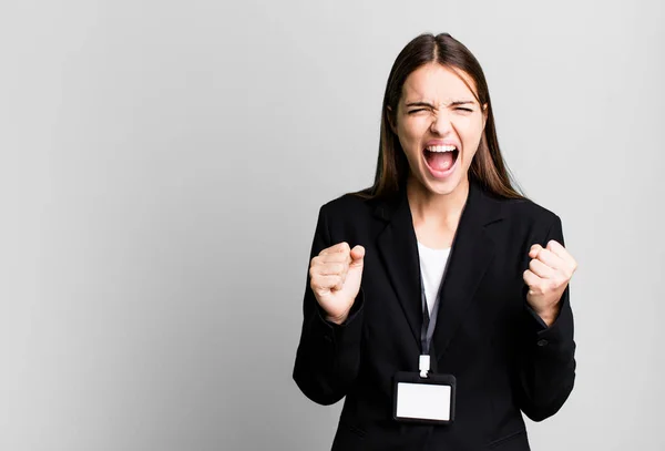 怒りの表情で積極的に叫んでる若い可愛い女 ビジネスウーマンのコンセプト — ストック写真