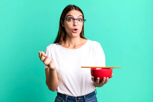 Young Pretty Woman Feeling Extremely Shocked Surprised Japanese Ramen Noodles — Fotografia de Stock