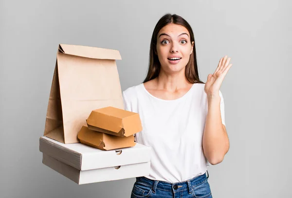 Young Pretty Woman Feeling Happy Astonished Something Unbelievable Delivery Take — Stock Photo, Image