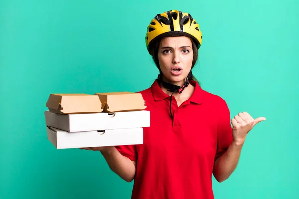 Nançsızlığa Şaşırmış Genç Güzel Bir Kadın Pizza Teslimatı Kavramı — Stok fotoğraf