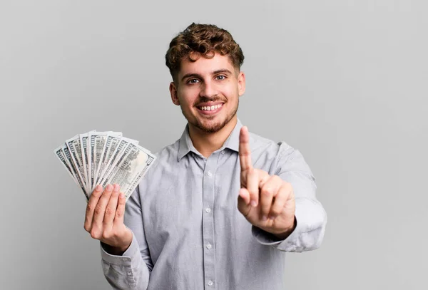 Genç Beyaz Gururla Gülümseyen Kendine Güvenen Bir Adam Dolar Banknotları — Stok fotoğraf