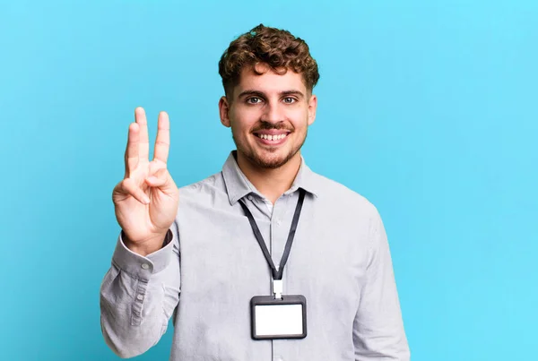 Jovem Adulto Caucasiano Homem Sorrindo Olhando Amigável Mostrando Número Três — Fotografia de Stock