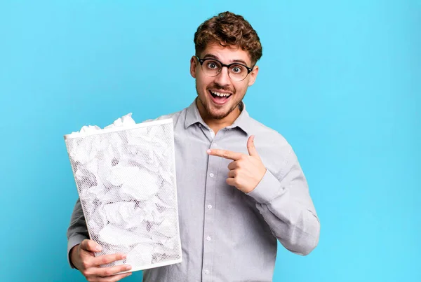 Genç Beyaz Bir Adam Heyecanlı Şaşırmış Görünüyor Kağıt Toplarla Kenarı — Stok fotoğraf