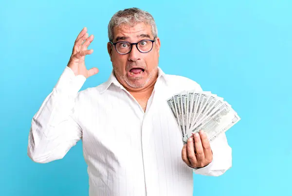 Orta Yaşlı Bir Adam Elleri Havada Bağırıyor Dolar Banknotları Konsepti — Stok fotoğraf