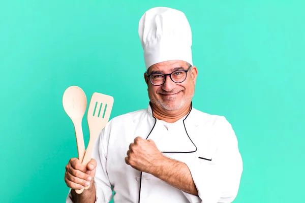 Hombre Mayor Mediana Edad Sintiéndose Feliz Enfrentándose Desafío Celebración Chef —  Fotos de Stock