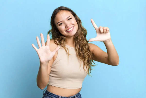 Jonge Mooie Vrouw Glimlachen Kijken Vriendelijk Tonen Nummer Zeven Zevende — Stockfoto