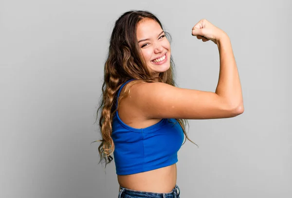 年轻漂亮的女人感到快乐 有力量 柔韧的身体和肌肉的二头肌 在健身房之后看起来很强壮 — 图库照片