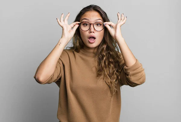 Ung Vacker Kvinna Känsla Chockad Förvånad Och Överraskad Hålla Glasögon — Stockfoto