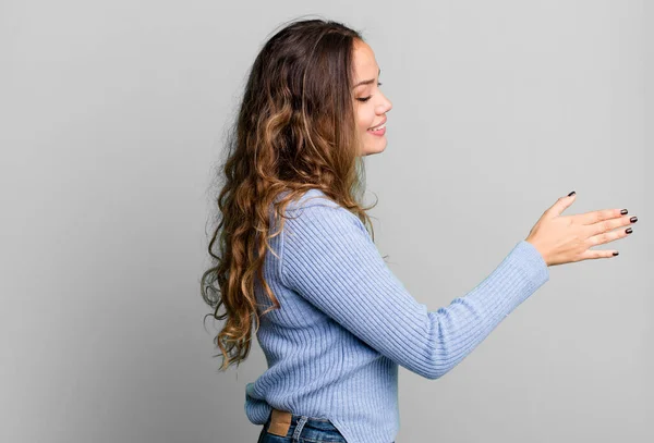 Jovem Bonita Mulher Sorrindo Cumprimentando Você Oferecendo Aperto Mão Para — Fotografia de Stock