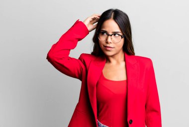 İspanyol güzel kadın mutlu bir şekilde gülümsüyor ve hayal kuruyor ya da şüphe ediyor. İş kadını kavramı